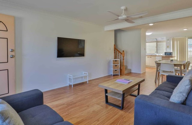 ¡Excelente casa adosada de 3 habitaciones con aire acondicionado!