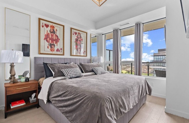 King Queen Beds, Deep tub, Huge Balcony near Pickering Casino