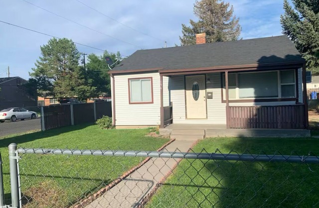King, queen, & twin bed. 2-bedroom. Fenced around.