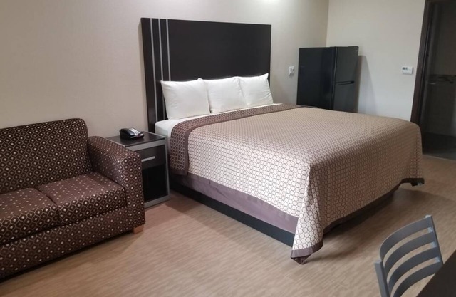 King Room, Scottish Inns & Suites, Soundproof Rooms, Near Shops and Restaurants