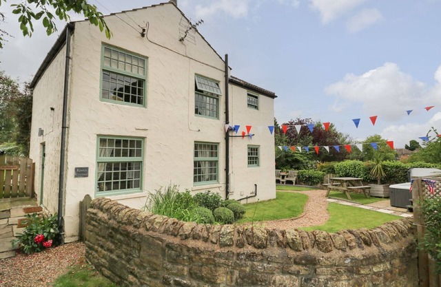 KING'S COTTAGE, family friendly, luxury holiday cottage in Bedale