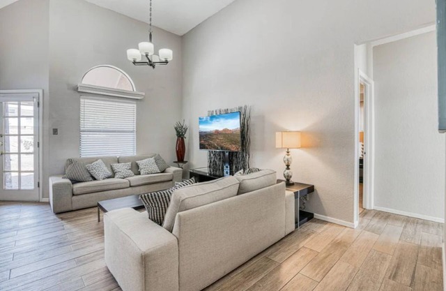 King Size bed/3 bedroom HOUSE /Huge backyard