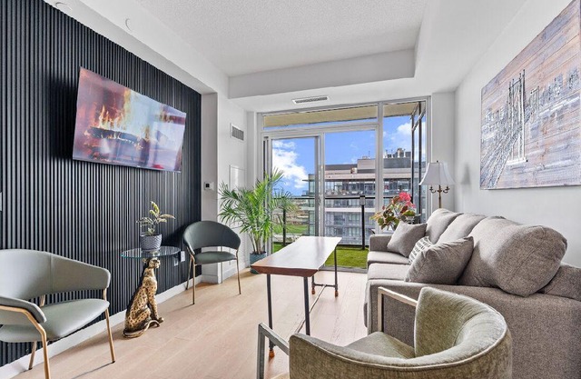 King size Bed Deep Bath Tub Private Balcony Panoramic Views Quiet Building