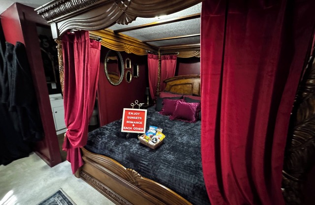 King size Bed & Hot Tub for those romantic getaways!