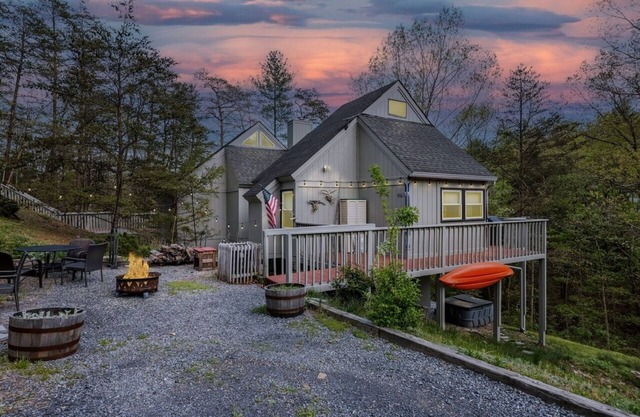 King St. Chalet Hot Tub Sauna Lake Access!