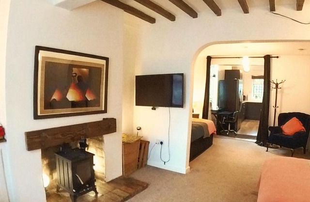 King St Cosy - wood stove & ice maker