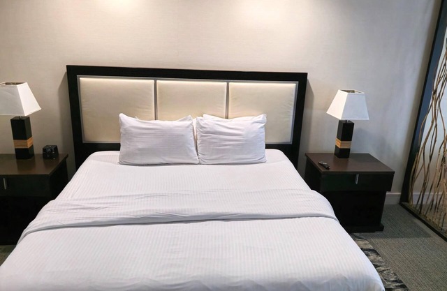 King Studio with Kitchen – Near Convention Center