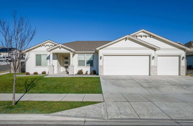 King Suite, 3 Car Garage & Yard 4/2 - #5668-32