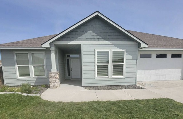 King Suite, 3 Car Garage & Yard 3/2