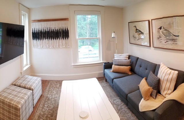 Coveted Public House suite, food trucks & craft beer on site, walk to UNH & town