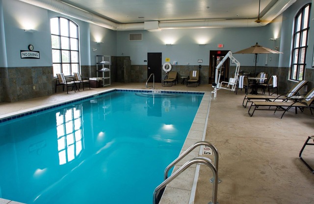 Suite King. Desayuno gratis. Piscina. Cerca de la universidad de Kentucky.