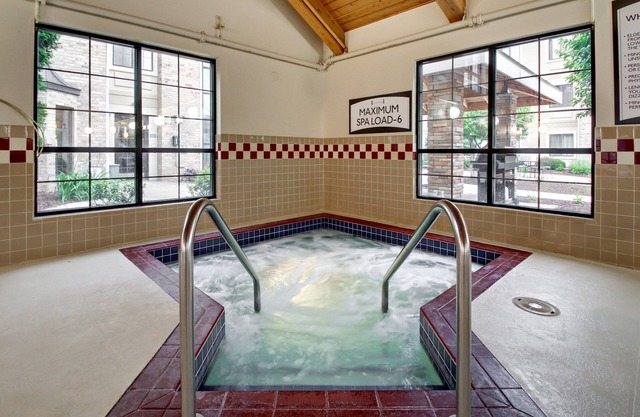 Suite King. Desayuno gratis. Piscina y jacuzzi. Gimnasio. Cerca de UW-Madison!