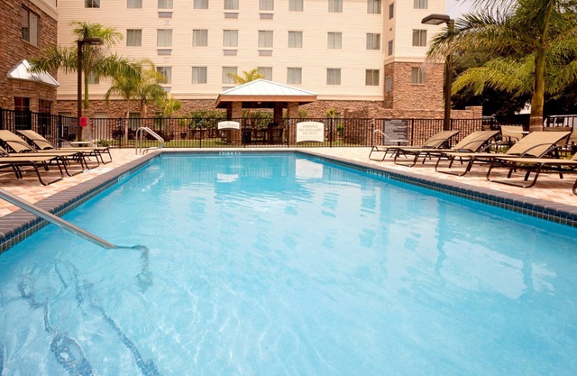 Suite King. Desayuno gratis. Piscina al aire libre y bañera de hidromasaje. ¡Ideal para viajeros de negocios!