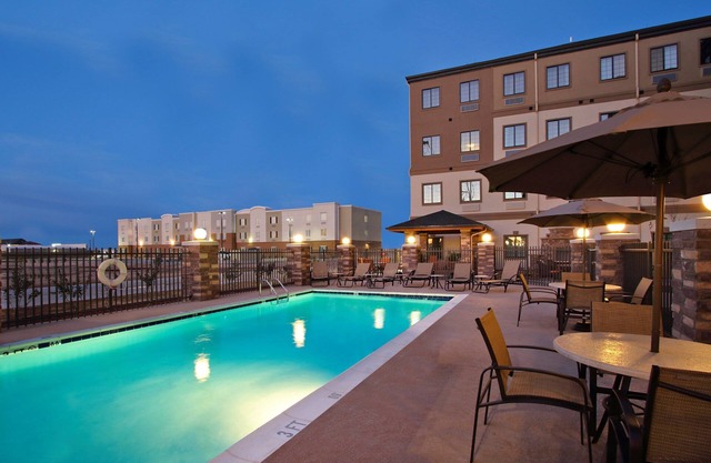 Suite King. Desayuno gratis. Piscina al aire libre. Gimnasio. Cerca de la Universidad de Texas Permian Basin!