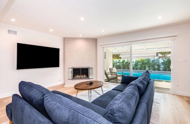 King Suite / Free Heated Pool / BBQ / Newly Renovated