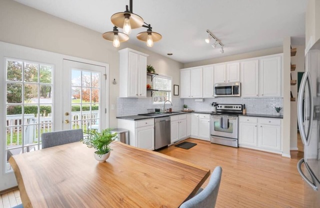 King Suite | Office Space | Fenced Backyard | TVs