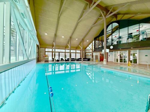 King Suite Sauna Kitchen and heated Pool