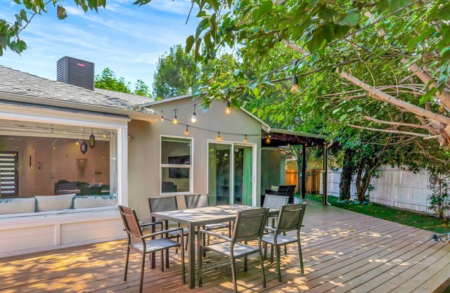 King-Suite w/Beautiful Backyard W/ Built in Bar and Barbecue Area in great area