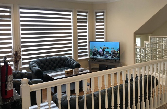 KingBed&Jacuzzi&Quiet 5BRHome w/ RoofPatio NearAirport 20mins from Downtown Van