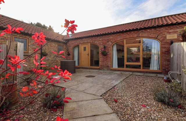 KINGFISHER CORNER, romantic, luxury holiday cottage in Bridlington