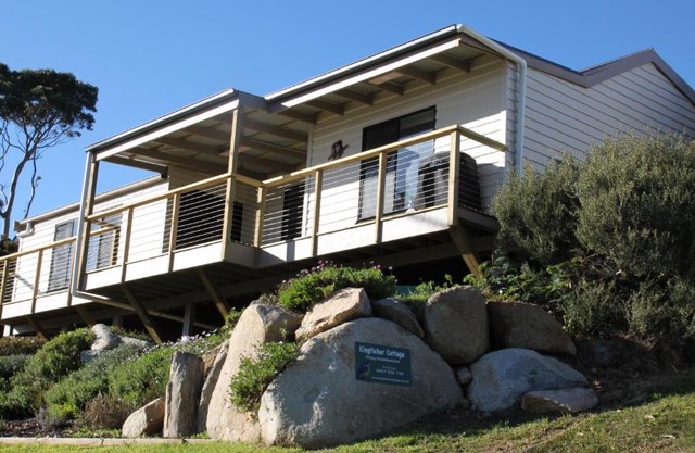 KINGFISHER COTTAGE Beachfront at the Binalong Bay