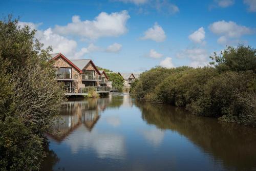 KingFisher Hot Tub & log Burner house on Premium lakeside with Resort Facilities