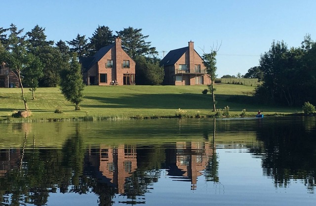 El Kingfisher Lodge ofrece acceso directo al Lough Erne y al muelle privado.