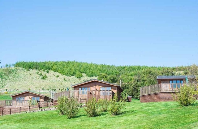 Kingfisher Lodge with Hot Tub near Cupar Fife
