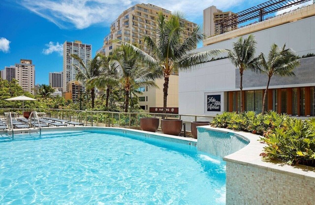 King’s City View Escape, Hilton Garden Inn, Deck & Pool, Urban Beach Life