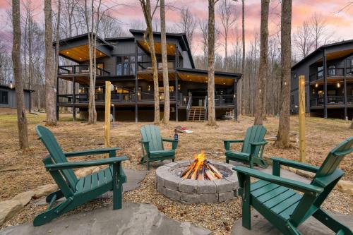 Kings Crown by AvantStay Indoor Pool Hot Tub Firepit Theater All-Season Retreat