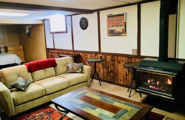 Kingston ON-One Bedroom plus loft grande Entrada independiente Apt-3 camas (1 q + 2 s)
