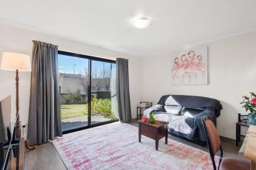 Kingston Stylish Villa-Cozy meets convenience