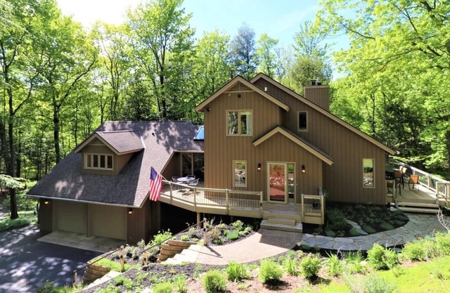 Kingswood Hillside Home: Upscale and private home in Birchwood Farms Golf & Country Club