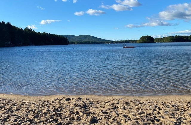 Kirkland Cottage: 2 minutes to Ossipee Lake and 10-minute drive to King Pine