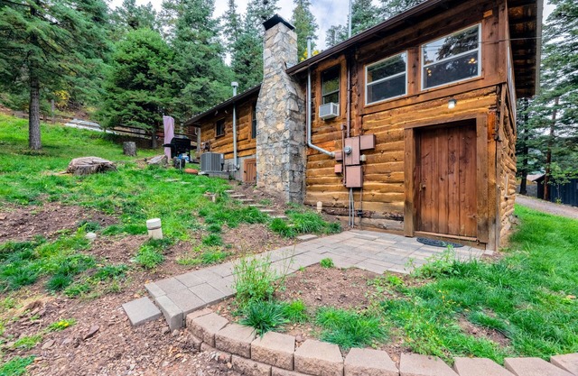 Kissing Pines: A TRUE Cabin in the Woods Experience with a hot tub!