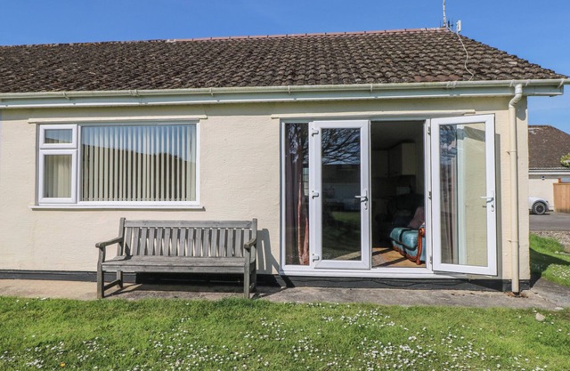 KITES - 52 GOWER HOLIDAY VILLAGE, pet friendly in Port Eynon