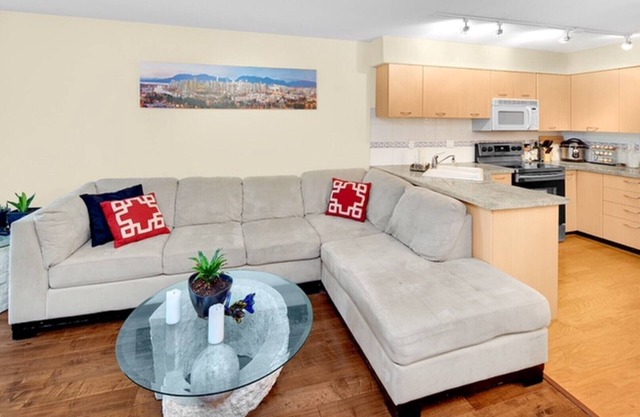 Kitsilano Apartment | 6 blocks to the beach License number 24-229694
