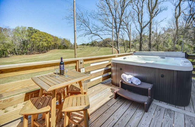 Kitty Hawk Apartment w/ Hot Tub - 1 Mi to Beach!