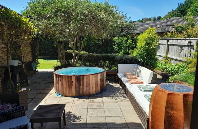 Kiwi Lodge Guest Suite neighbouring Kiwi Reserve Bird Park. Hottub, Pool, PetsOK