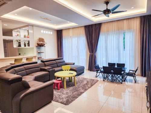 KL - Groove Retreat with KTV & Pool Table - 4BR4B - 16 pax by Cowidea