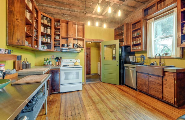 Klamath Falls Vacation Rental < 1 Mi to Downtown!