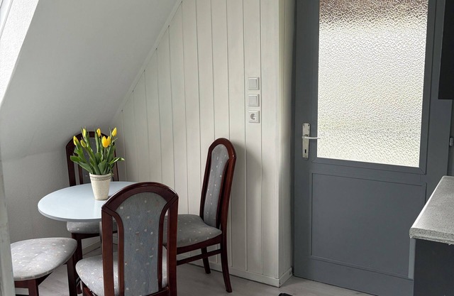 Kleine Ferienwohnung , Direkt am Deich und Hafen von Eckwarden mit Gartennutzung