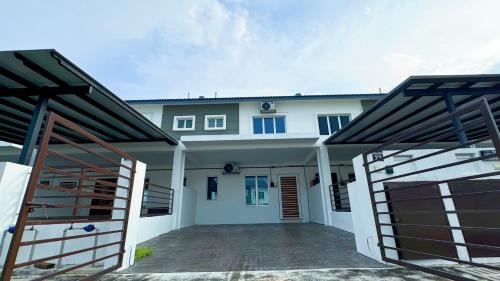 KLIA Sepang Charming 4-Bedroom Blissful Double-Storey Homestay