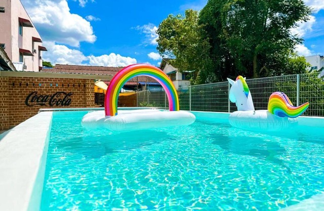 Kluang Swimming Pool Blues 11 Retro Homestay