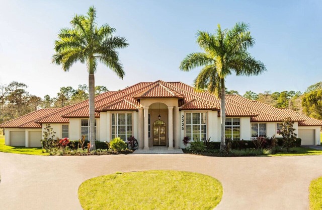 Knickerbocker Estate: Exclusive 9-BR Getaway in Naples. Enjoy Private Pool, Outdoor Dining, and Expansive Grounds, Experience Tranquility with Easy Access to Naples' Best!