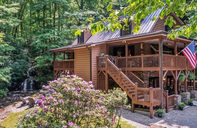 KnightFall-Luxury Cabin w/Waterfall in Backyard, Pet-Friendly, Private, Stunning