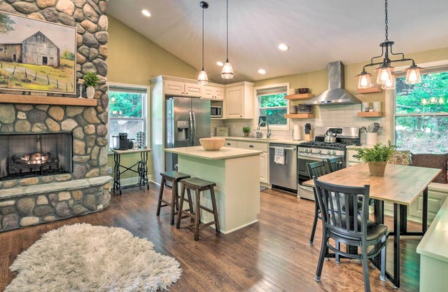 'Knobby Creek Cottage' w/ Hot Tub & Grill!