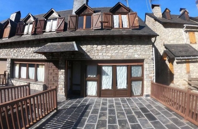 CASA TOCANDO A LA MONTAÑA EN ARTIES-BAQUEIRA-VALLE DE ARAN