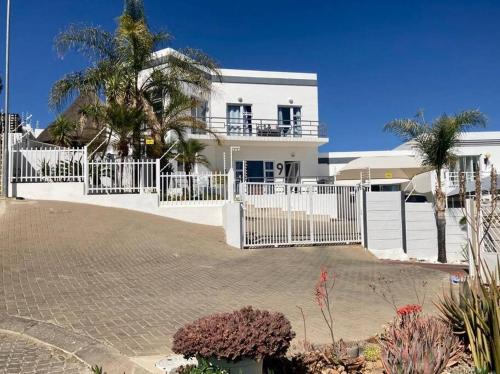 Knottinghill Studio - About 500 meters from Lady Pohamba Hospital and Grove Mall
