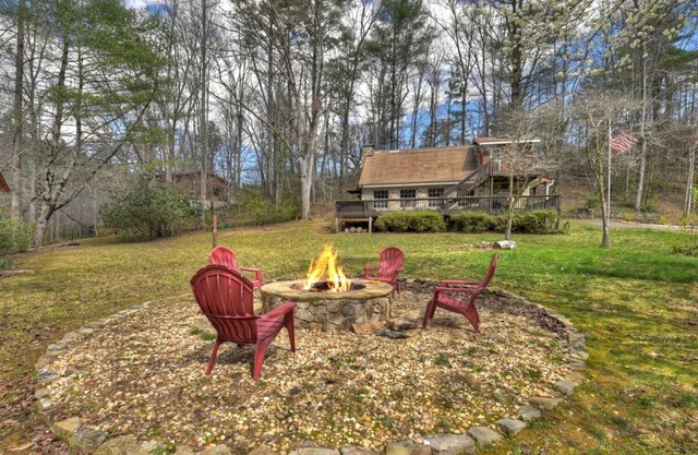 Knotty Creek Retreat - Creek access & hot tub